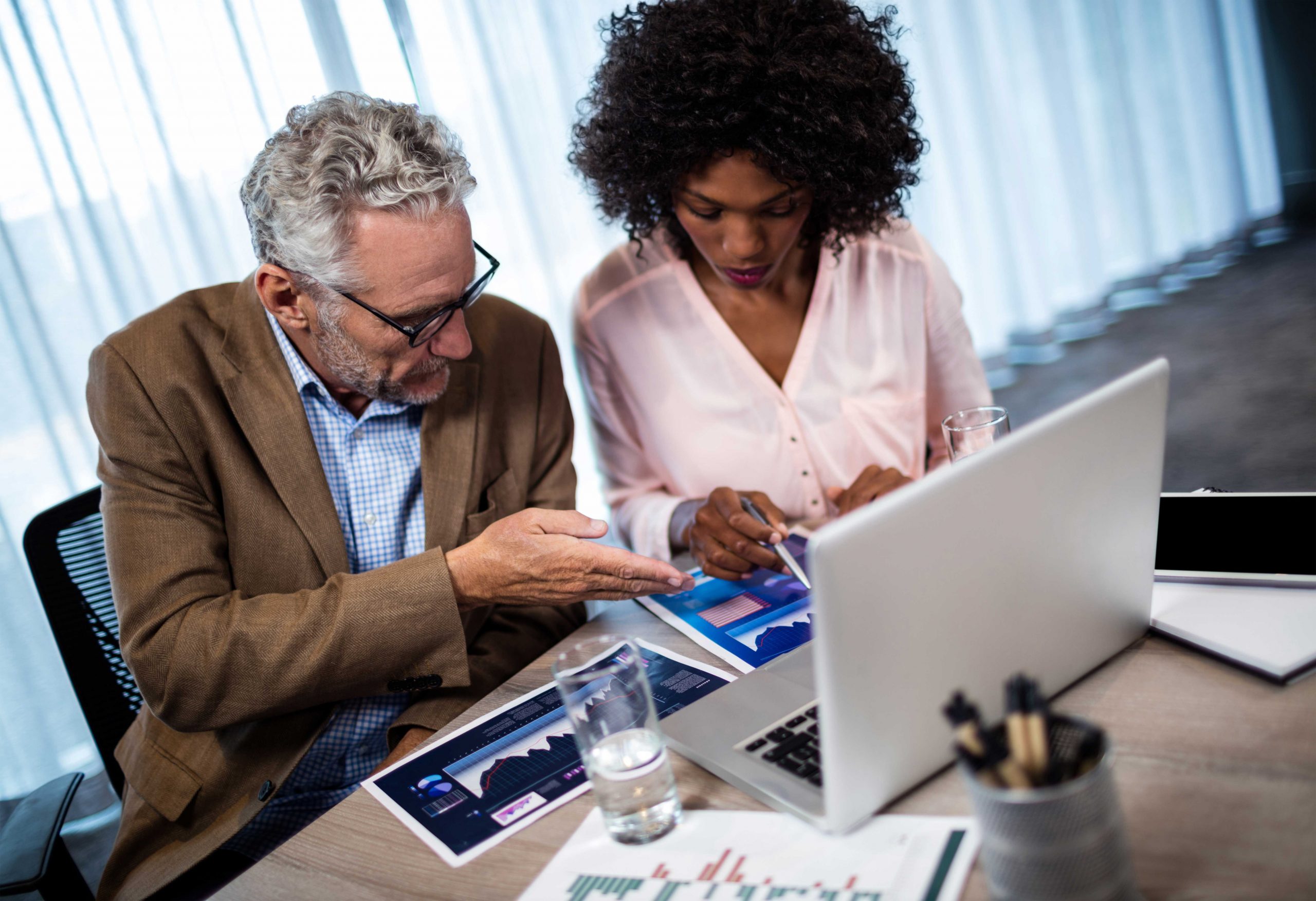 deux collaborateurs travaillent devant un ordinateur